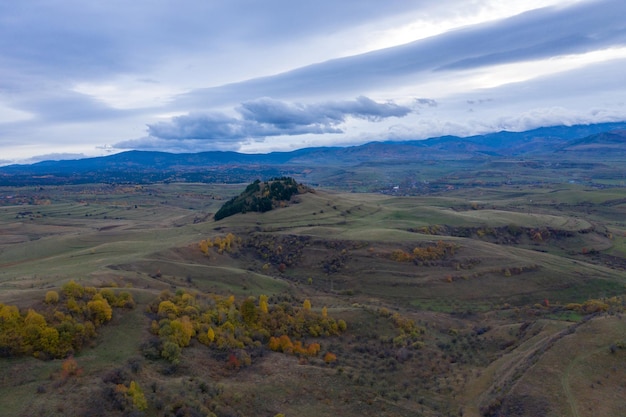 트란실바니아 루마니아의 가을 시골 언덕의 항공 사진