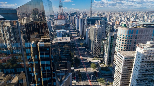 Вид с воздуха на Av Paulista в Сан-Паулу SP Главный проспект столицы Воскресный день без машин с людьми, идущими по улице