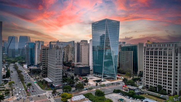 Photo aerial view of avenida brigadeiro faria lima itaim bibi iconic commercial buildings in the background with mirrored glass