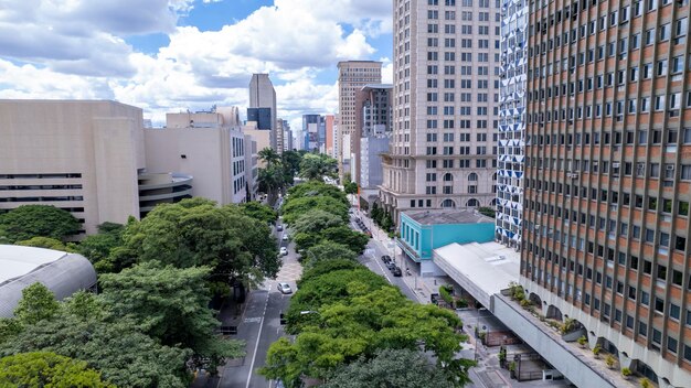 Avenida Brigadeiro Faria Lima Itaim Bibi의 공중 사진 배경에는 상징적인 상업 건물들이 있습니다.