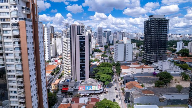 Foto vista aerea dell'avenida reboucas nel quartiere di pinheiros a sao paulo, in brasile