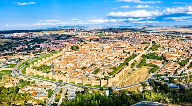 Veduta aerea di avila con le sue mura medievali. in spagna