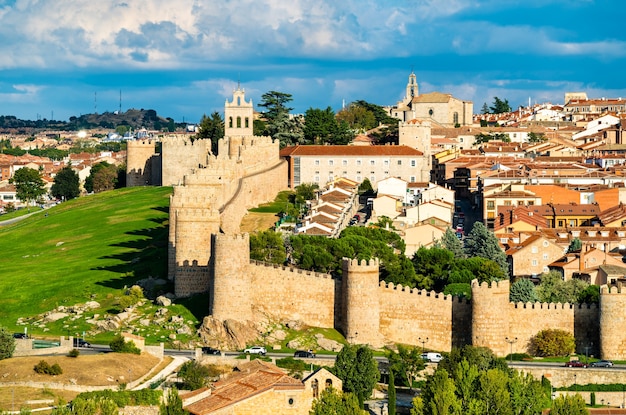 Veduta aerea di avila con le sue mura medievali. patrimonio mondiale dell'unesco in spagna