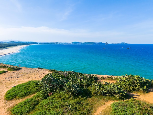 Photo aerial view of bai xep beach in phu yen province vietnam tropical coast from cliff above vietnam travel destination golden sand beach waving sea rock boulders