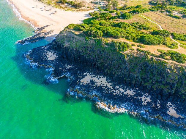 Photo aerial view of bai xep beach in phu yen province vietnam tropical coast from cliff above vietnam travel destination golden sand beach waving sea rock boulders