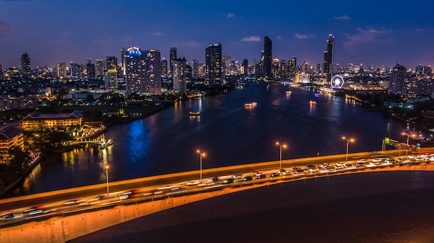 Горизонт и небоскреб города Бангкока вида с воздуха на ноче с организацией бизнеса в Бангкоке городском, Реке Chao Phraya, Бангкоке, Таиланде.