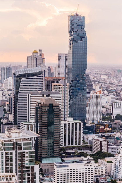 Вид с воздуха на городской пейзаж Бангкока в сумерках.