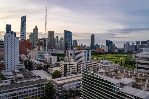 Photo aerial view of bangkok cityscape in the morning before sunrise showing highrises and cloudy blue sky