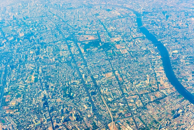 飛行機のアジアの都市からバンコクタイのダウンタウンへの空撮