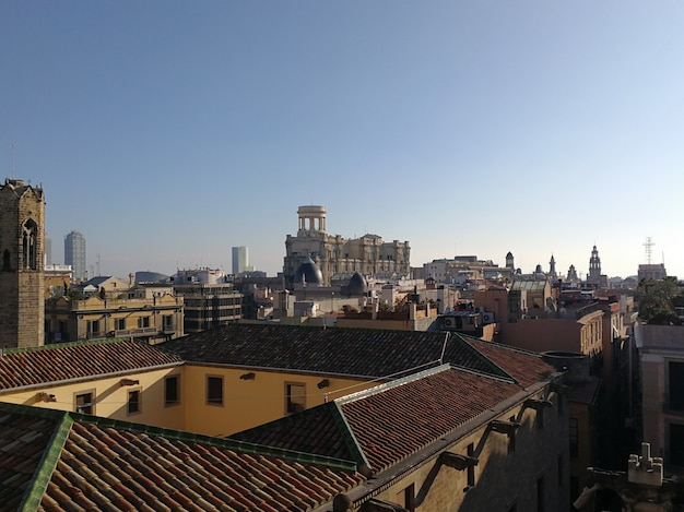 青い空とバルセロナの街の空撮。
