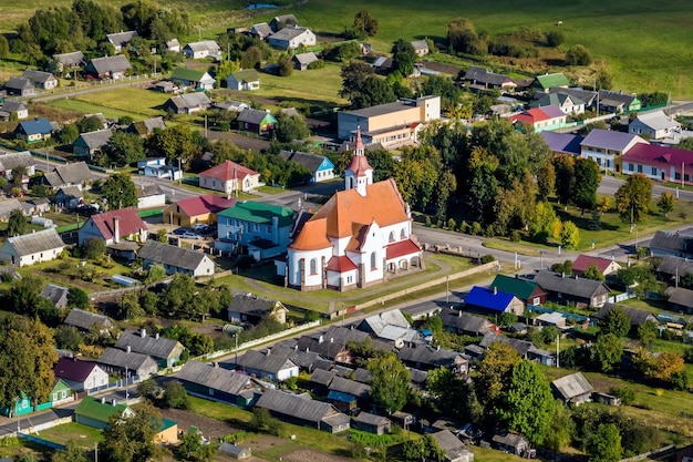 Вид с воздуха на барочный храм или католическую церковь в сельской местности