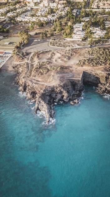 テネリフェ島、カナリア諸島、スペインの風光明媚なラスガレタス村とビーチラスバジェナスの航空写真。