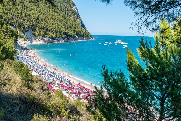 Photo aerial view of the beach of san michele in sirolo