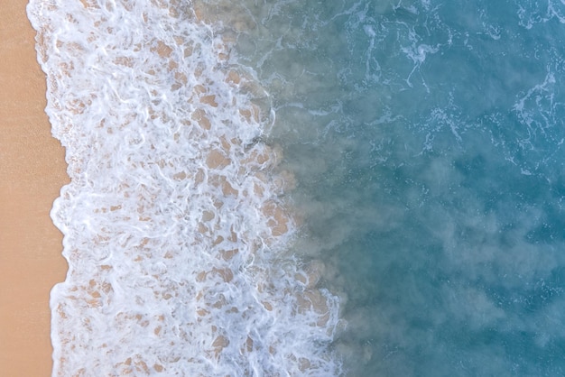 Vista aerea spiaggia di sabbia e acqua di mare sulla spiaggia di sabbia