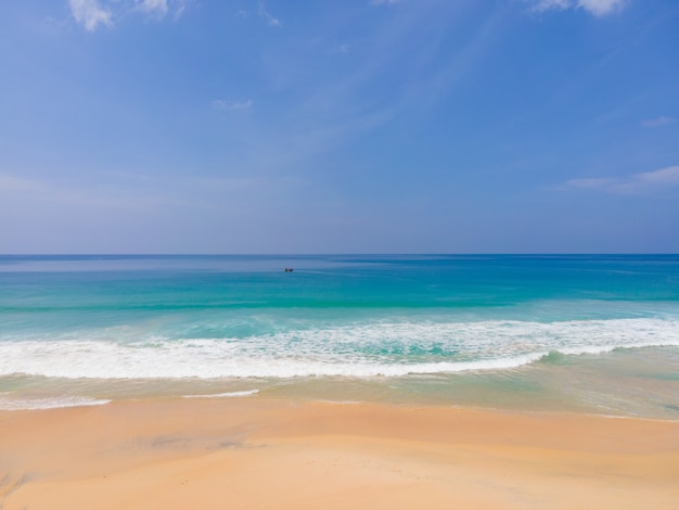 自然の夏の太陽の空撮ビーチ海