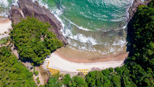 イタカレ バイーア ブラジルのビーチの空撮背景に森と波のある海のある小さなビーチ