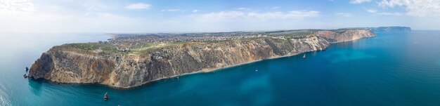 Вид с воздуха на красивый мыс Фиолент и Черное море, Крым.