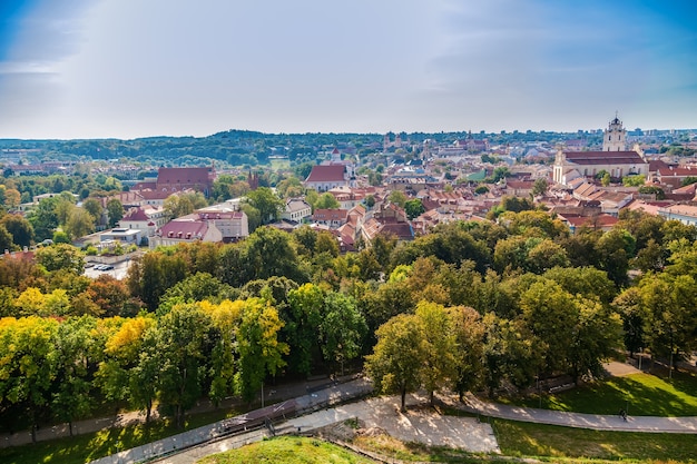 リトアニアの首都ビリニュスの美しい緑の旧市街の空撮