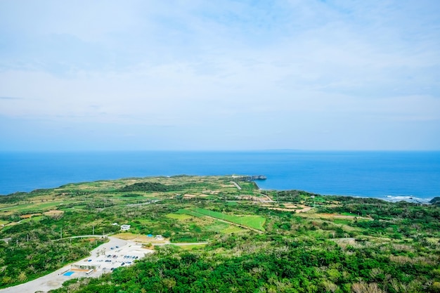 沖縄、大石林山公園の美しい丘、青い空と海抜の空撮
