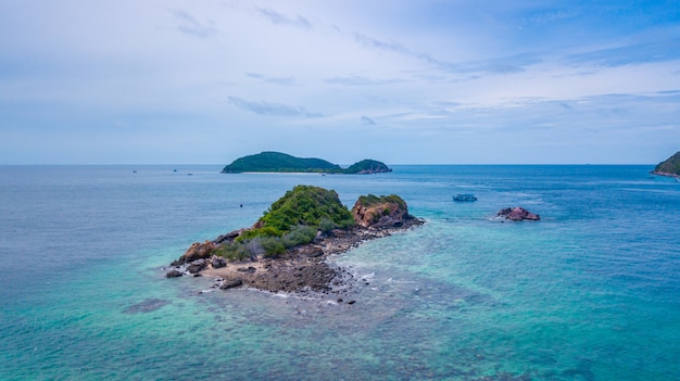 Foto vista aerea di bella isola nell'oceano, sattahip tailandia.