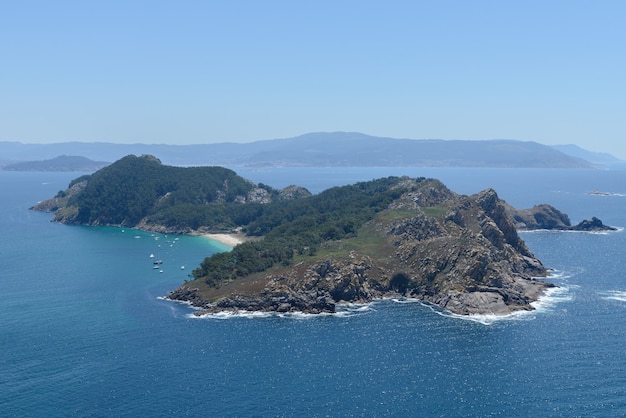 ドローンから撮影した美しい島の海の空撮