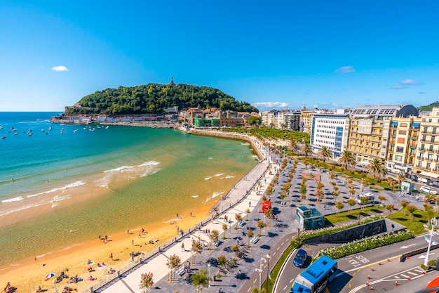 夏のギプスコアスペインのサンセバスチャンの街の美しいラコンチャビーチの空撮