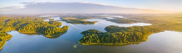 Вид с воздуха на красивое озеро