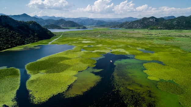 晴れた日の山のシュコダル湖の美しい風景の空撮。モンテネグロ。