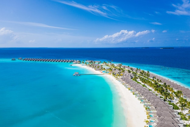 Vista aerea della bellissima spiaggia tropicale del paradiso delle maldive resort di lusso blu turchese del mare laguna
