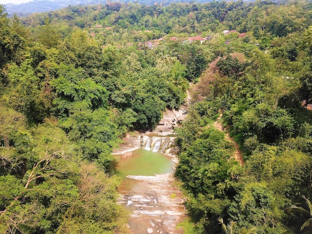 ジャカルタの背景の美しい山の滝の空撮