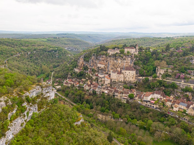 Veduta aerea del bellissimo villaggio di rocamadour nel dipartimento di lot sud-ovest della francia il suo santuario della beata vergine maria ha attratto per secoli pellegrini