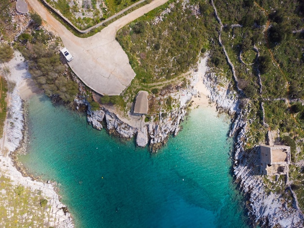 写真 空撮ギリシャの壮大な海岸線の美しい水湾ターコイズ ブルーの透明な水ユニークな岩の崖ギリシャ夏のトップ旅行先マニ半島ペロポネソス半島