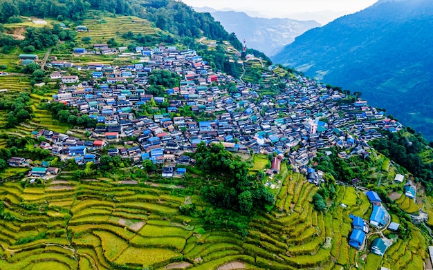 네팔 람중(Lamjung)에 있는 부중(Bhujung) 마을의 공중 전망.