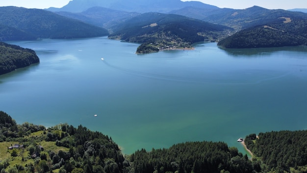 Foto vista aerea del lago bicaz a neamt, romania