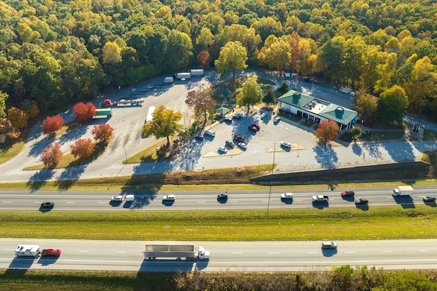Вид с воздуха на большую зону отдыха возле оживленной американской автострады с быстро движущимися автомобилями и грузовиками Место отдыха во время концепции межгосударственного путешествия