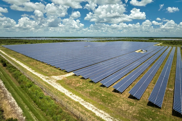 大規模な電力発電所を空から眺める 清潔な電力を生産するための太陽光発電パネルの多くの列を持つ ゼロエミッションコンセプトの再生可能電力