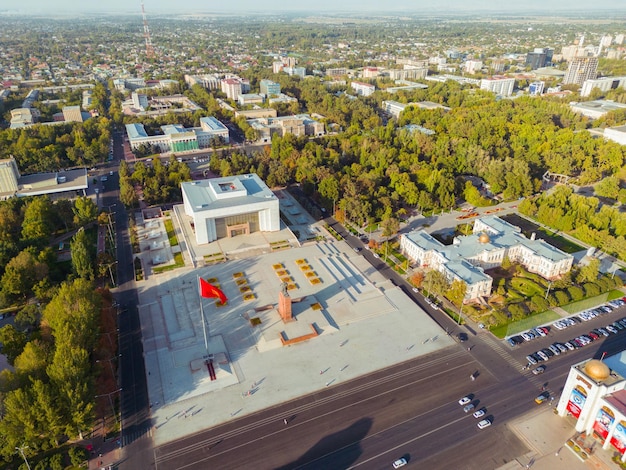 Foto vista aerea della piazza centrale alatoo della città di bishkek