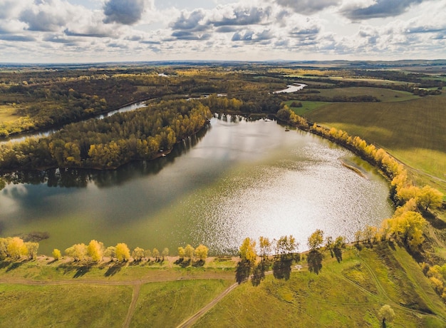 Photo aerial view of blue lakes and green forests on a sunny summer day