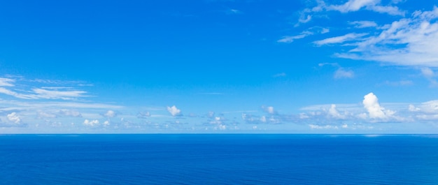 Foto vista aerea di uno sfondo di acqua di mare blu e riflessi del sole orizzonte infinito dello skyline di seascape