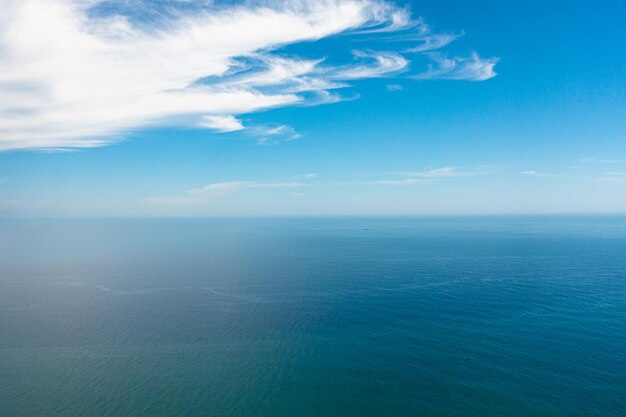 Foto vista aerea del mare blu con le onde e del cielo con le nuvole dello skyline dell'oceano