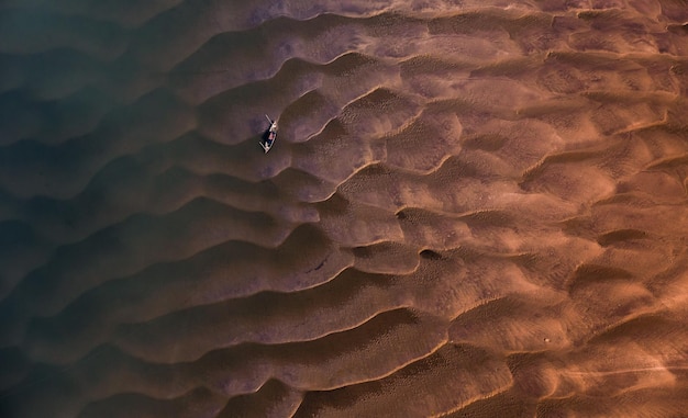 Vista aerea di una barca sull'acqua ondulata