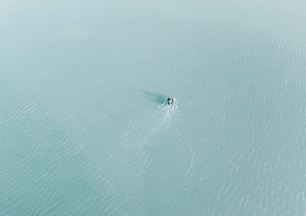 海中のボートの空中写真