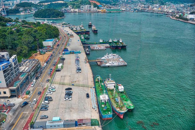 Foto vista aerea delle barche al porto della città