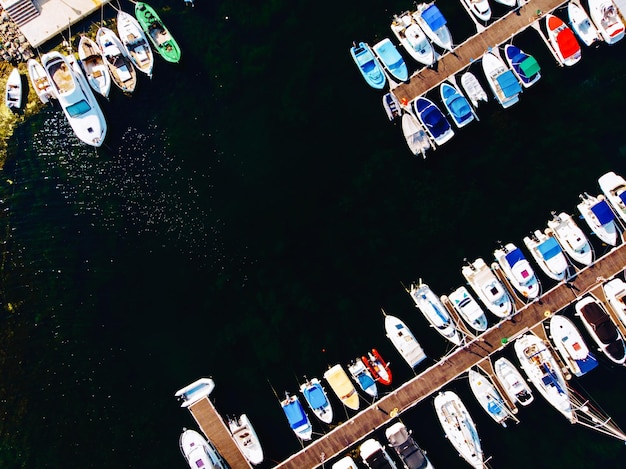 Foto vista aerea di barche ormeggiate al porto