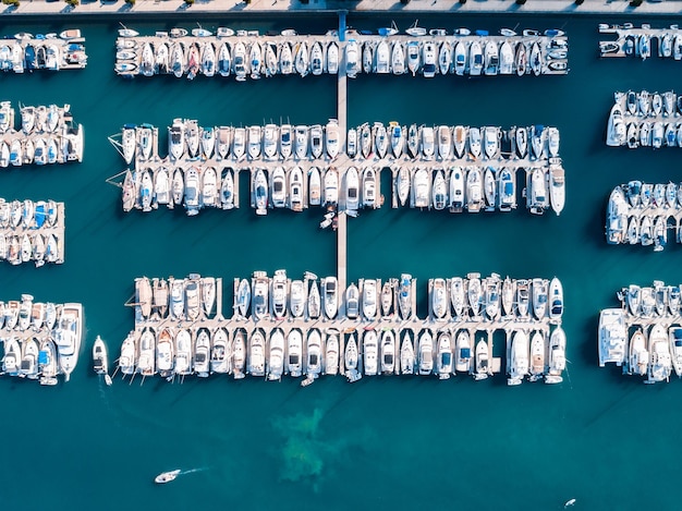 Foto vista aerea di barche ormeggiate al porto