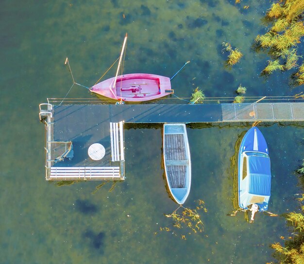 Photo aerial view of boats moored at lake