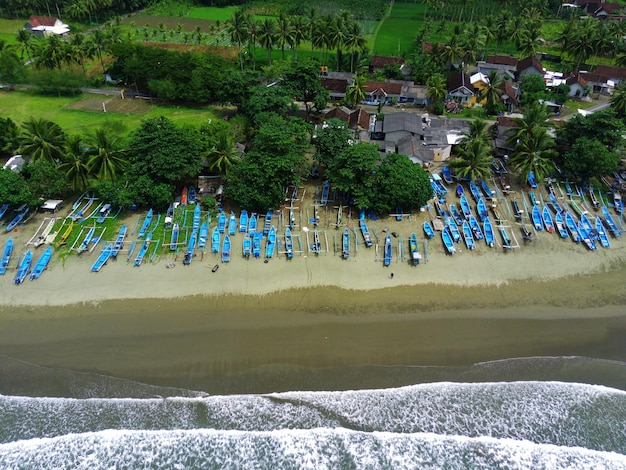 Rajegwesi ビーチ バニュワンギ インドネシア沖に係留されたボートの空撮