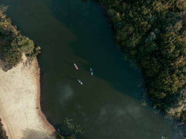 Photo aerial view of boats in river