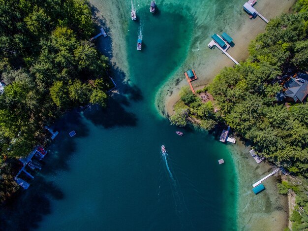 Foto veduta aerea di barche che navigano sul fiume