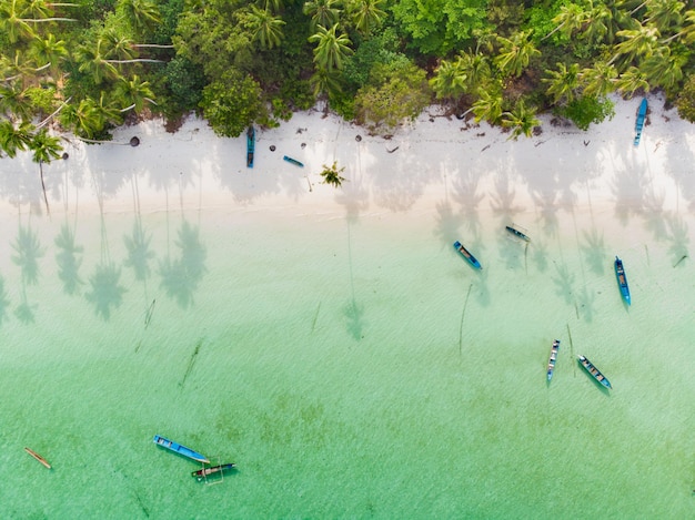 Photo aerial view of boats sailing in sea